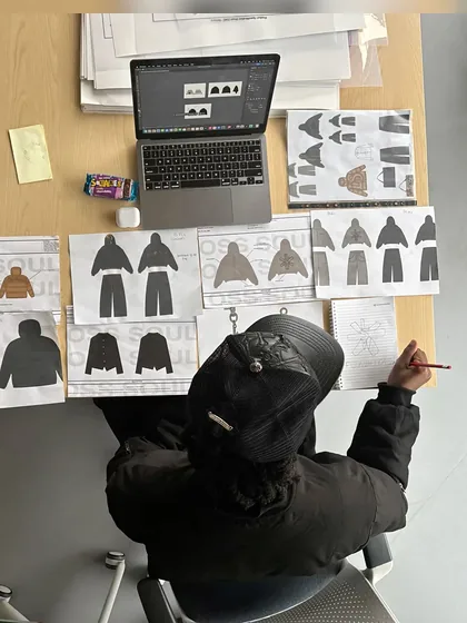 Diseño de los patrones de la colección VIVA LEGACY sobre la mesa de trabajo