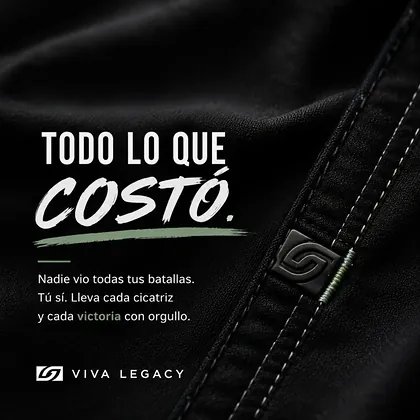 Detalle de prenda negra VIVA LEGACY con isotipo en relieve
