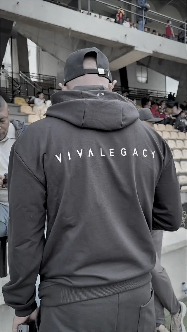 Hoodie VIVA LEGACY con logotipo dorsal en un estadio