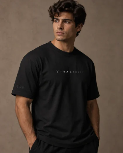 Camiseta Essential Logo de VIVA LEGACY en color negro, vista frontal