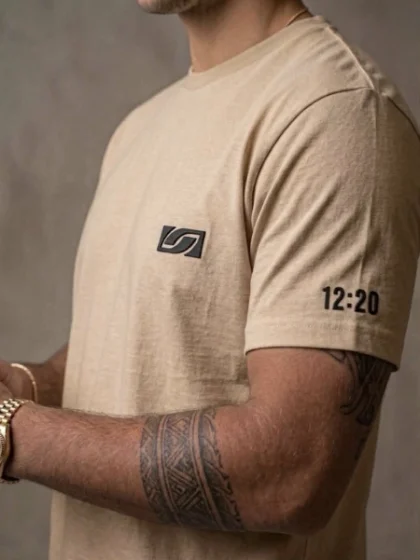Camiseta Essential Logo de VIVA LEGACY en color beige, vista frontal